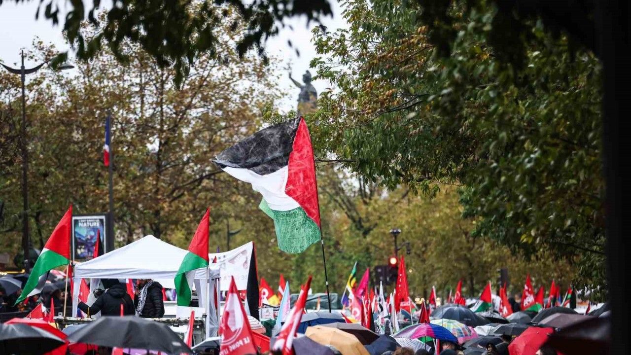 60 bin kişi sağanağa rağmen Filistin için yürüdü