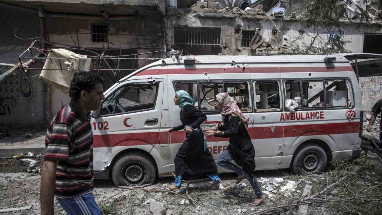 İsrail, Gazze'de ambulansı vurdu: 4 ölü