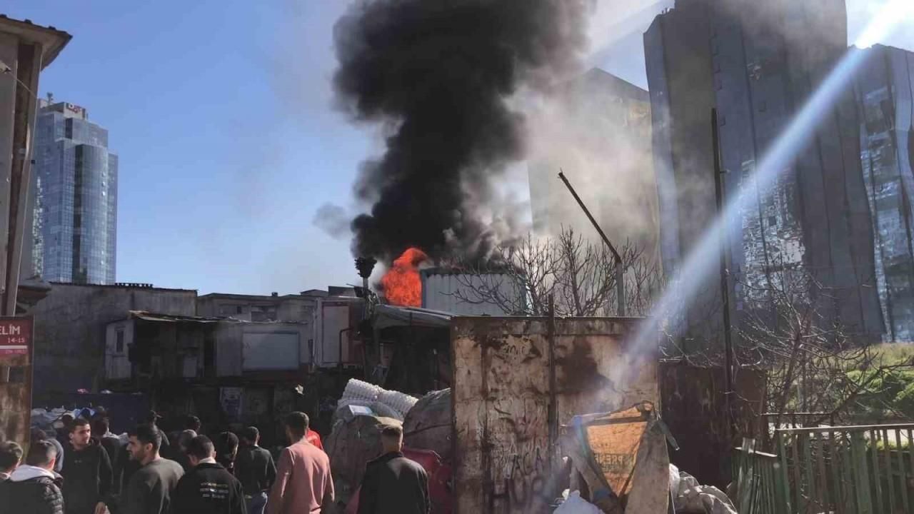 Geri dönüşüm tesisinde yangın: Konteynerler alev alev yandı