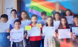 LGBT bayrağı önünde fotoğraf çektiren öğretmene bir şok daha!