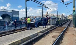 Tramvay yoluna giren araç raylarda asılı kaldı