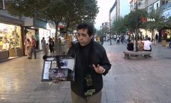 Islıkçı Ümit 52 şarkıyı ıslık çalarak söylüyor