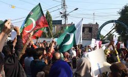Imran Khan destekçileri gösteri düzenledi