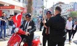 CHP Lideri Özel, büyükşehir belediyesine kırmızı motosikletle gitti