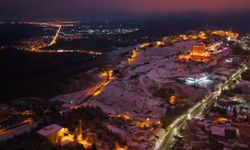 Beyaza bürünen tarihi Mardin sokakları görüntülendi