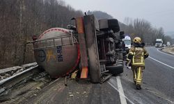 Asit taşıyan tanker devrildi, sürücü öldü