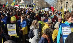 Paris'te binlerce kişi Putin'i protesto etti