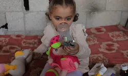 Gazzeli anne: Kızım nefes alabilsin diye plastik şişe kullanıyoruz