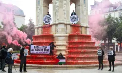 Paris'teki tarihi çeşme Gazze için kırmızıya boyandı