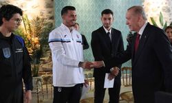 Cumhurbaşkanı Erdoğan ile futbolcu Tayyip Talha arasında tebessüm ettiren diyalog