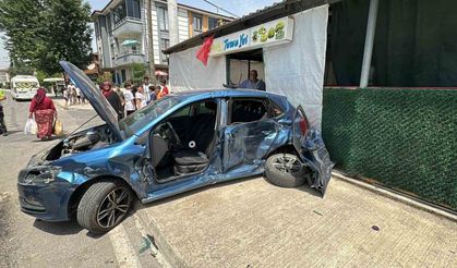 Minibüs ile otomobilin karıştığı kazada 4 kişi yaralandı