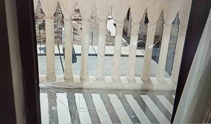 Nusaybin’de 51 dereceye dayanamayan balkonun camı çatladı