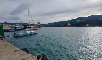 Petrol aramada görevli tekneler Amasra Limanı’na sığındı