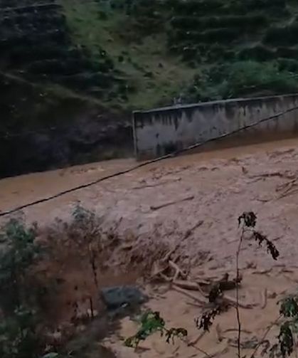 Rize’de mahalle yolları ulaşıma kapandı