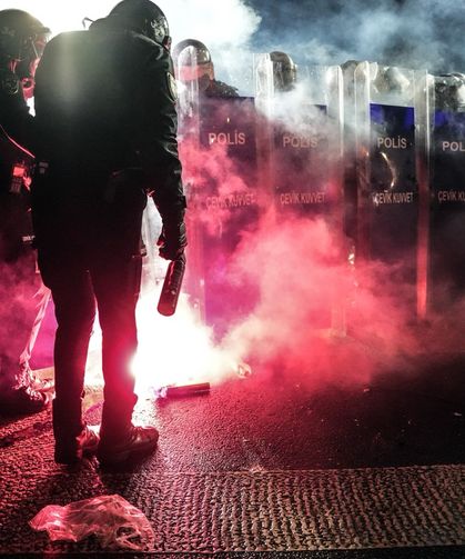 Saraçhane’deki marjinal grup polise havai fişek fırlattı