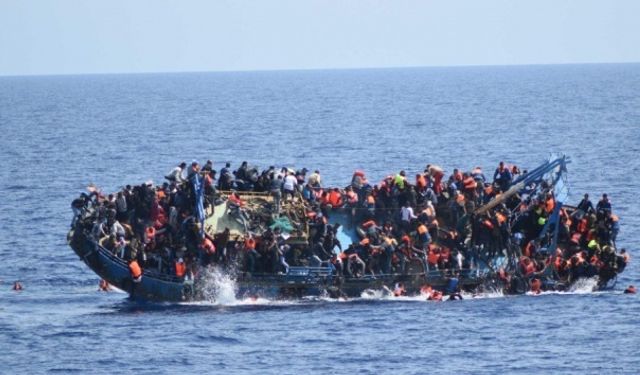 İzmir açıklarında yüzlerce düzensiz göçmen kurtarıldı