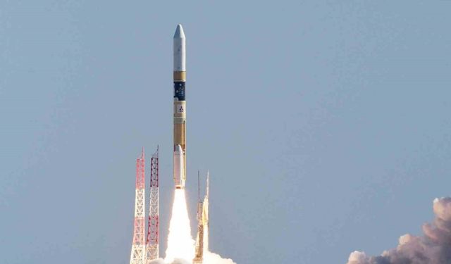 Japonya yörüngeye Ay’a iniş aracı ve gözlem uydusu fırlattı