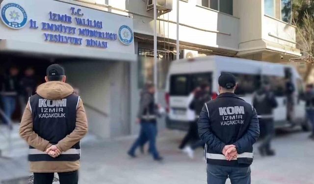 FETÖ şüphelilerine İzmir merkezli operasyon: 15 gözaltı
