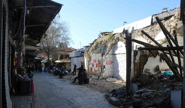 Depremin vurduğu tarihi çarşıda buruk Ramazan alışverişi