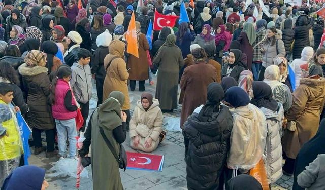Erdoğan konuşurken miting alanında namaz kıldı