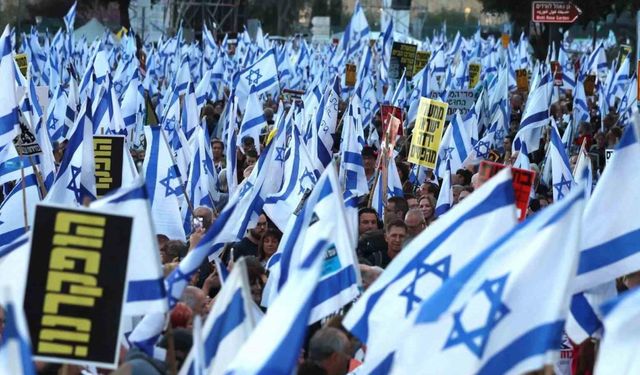İsrail’de on binlerce kişiden erken seçim çağrısı