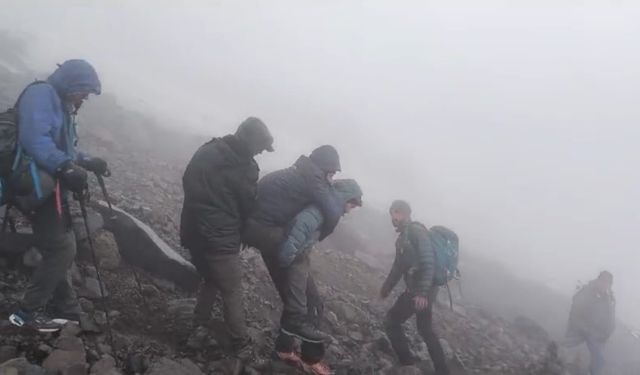 Ağrı Dağı’nda kaybolan dağcılar aranıyor
