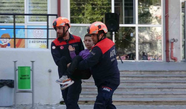 İlkokulda yapılan deprem tatbikatı nefes kesti