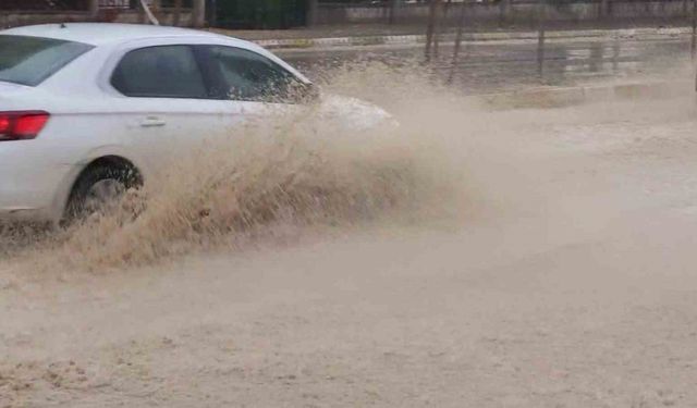 Adıyaman’da sokaklar göle döndü