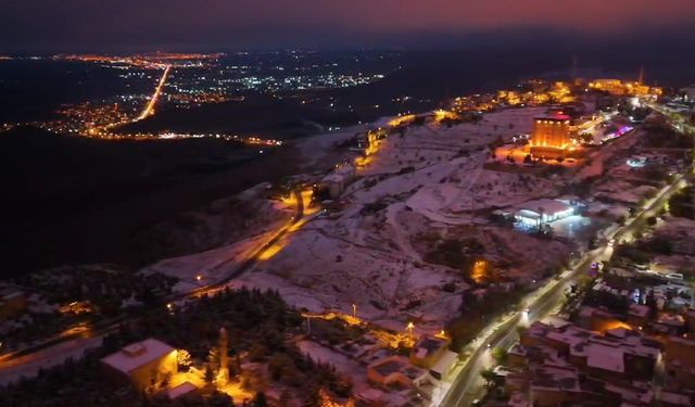 Beyaza bürünen tarihi Mardin sokakları görüntülendi