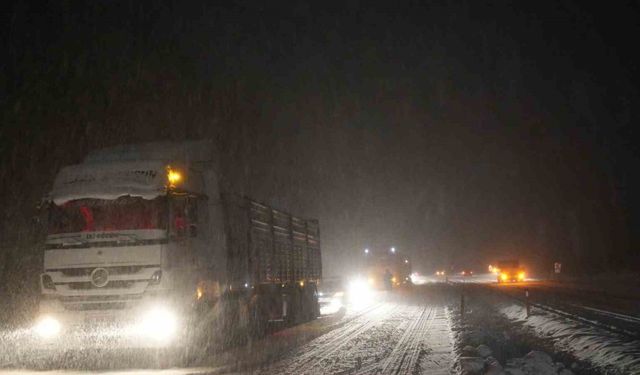 Ilgaz Dağı’nda trafik kilitlendi, araçlar mahsur kaldı