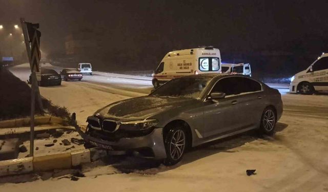 Kar, trafik kazasına sebep oldu: 3 yaralı