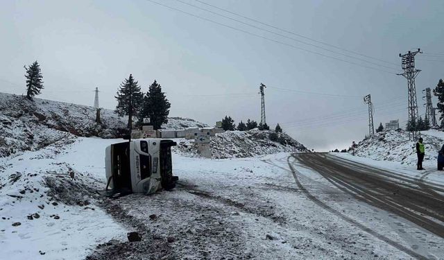 Okul servisi devrildi, öğrenciler korku dolu anlar yaşadı