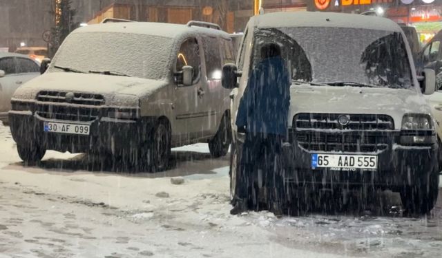 Yüksekova’da kar yağışı başladı