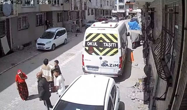 Depremde park halindeki araçlar böyle sallandı