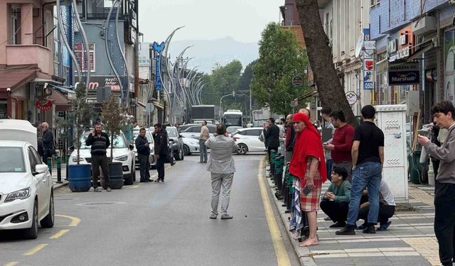 Depreme hamamda yakalanan adam sokağa peştamalla çıktı
