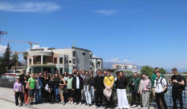 Turist gençler Türk misafirperverliğine hayran kaldı
