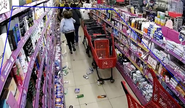 Züccaciye dükkanındaki deprem anı kamerada