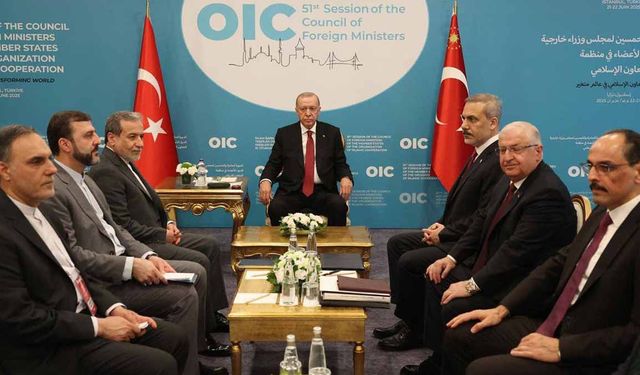 Cumhurbaşkanı Erdoğan, İİT zirvesinde Arakçi, Munir ve Dar ile görüştü
