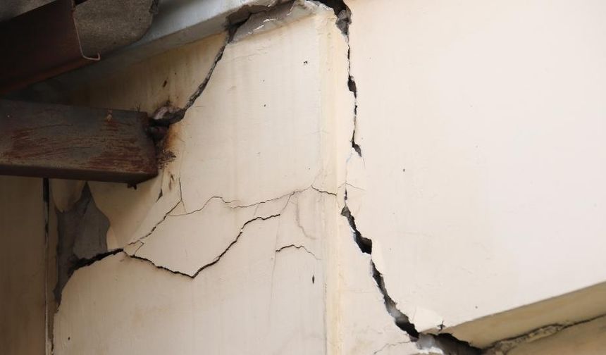 Çanakkale’deki bazı evlerin duvarları çatladı