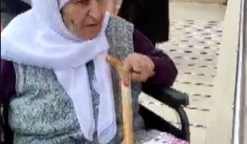 100 yaşındaki Fatma nine sandık başına gitti