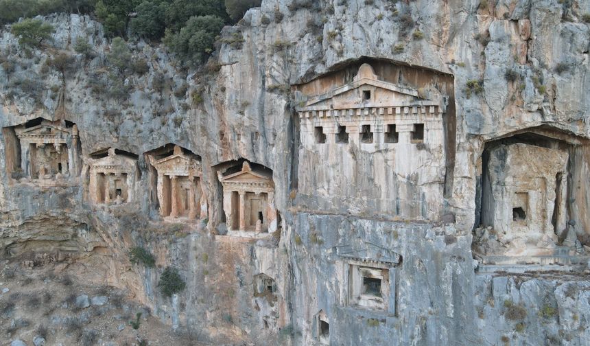 Avrupa'nın en iyi 10 plaj bölgelerinden biri olan İztuzu'na komşu olan tabiat ve doğa harikası Dalyan Kanalları son yapılan çevre düzenlemeleri ve kanal temizliğinin ardından pırıl pırıl görüntüsü ve kaya mezarları ile objektiflere böyle yansıdı.