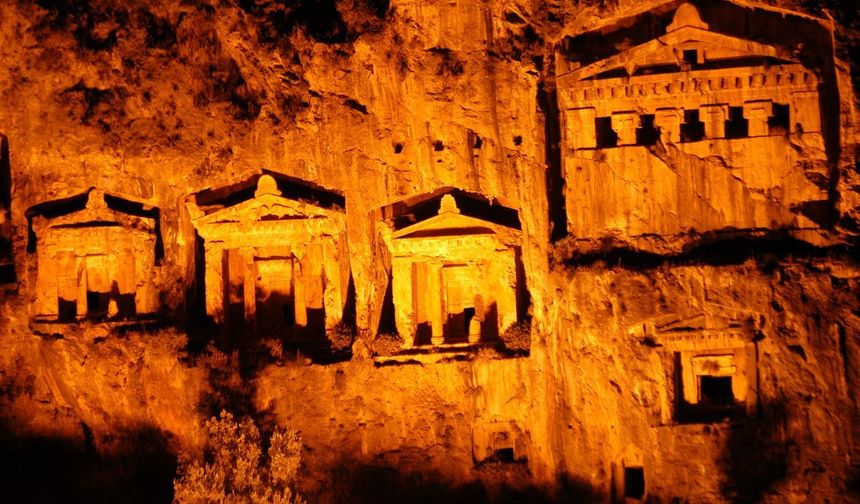 Köyceğiz Gölü'nün sularını denize ulaştıran, göl ayağı olan 10 kilometre uzunluğundaki kanal menderesler çizerek denize ulaşırken, kanal üzerinde yapılan tekne turları bölge halkının da önemli geçim kaynaklarından biri oldu.