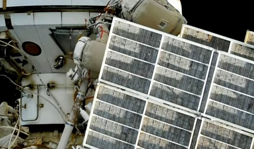 Rus kozmonotlardan 8 saatlik uzay yürüyüşü
