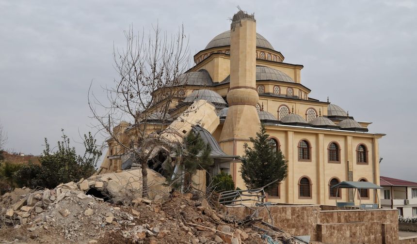 Kahramanmaraş depreminde yıkılan tarihi mekanlar görüntülendi