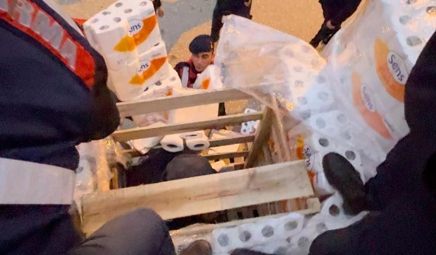 Kağıt havlu balyalarının arasında 39 kaçak göçmen yakalandı