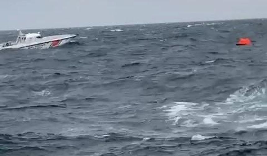 Sahil güvenlik ekipleri batan geminin bulunduğu bölgeyi tarıyor