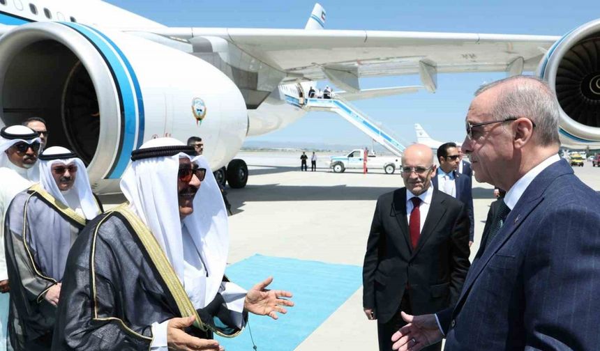 Erdoğan, Kuveyt Devlet Emiri Şeyh El Sabah’ı havalimanında karşıladı