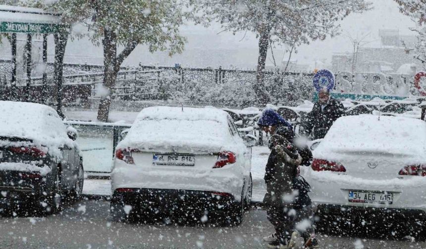 Şırnak'a mevsimin ilk karı yağdı