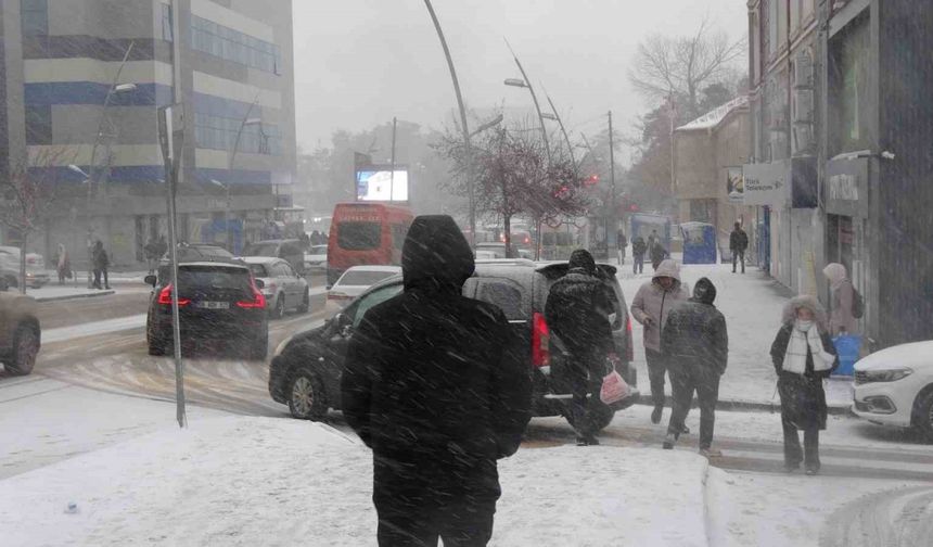 Erzurum’da yoğun kar yağışı hayatı olumsuz etkiliyor