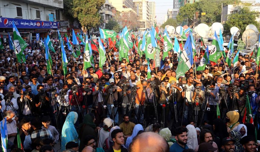 Khan destekçileri hapis cezasını protesto etti